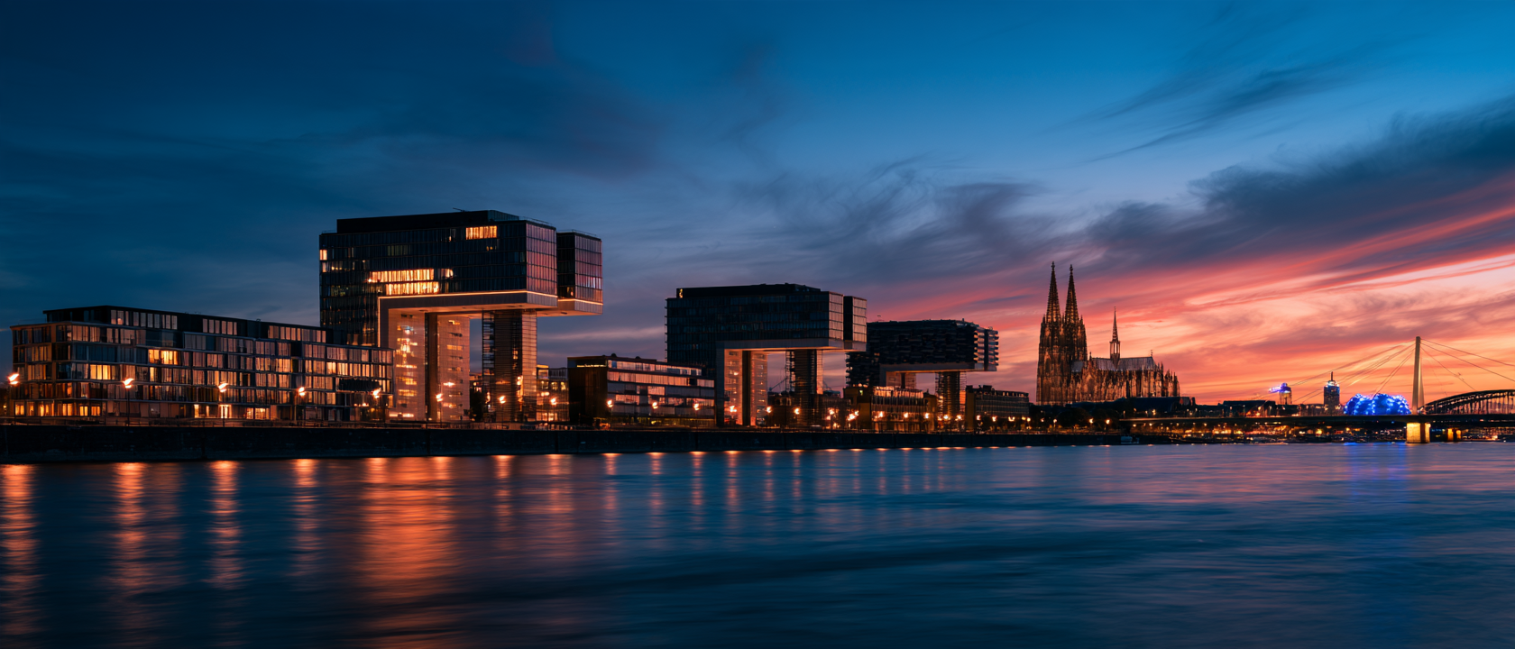 Ruhige Architektur am Kölner Rheinufer in der Abenddämmerung